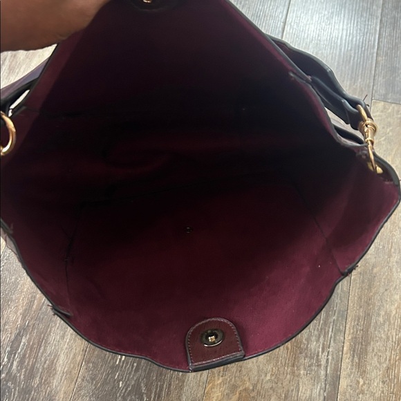 Elegant Burgundy Shoulder Bag - Picture 2 of 6